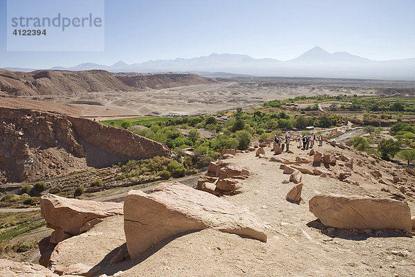 Blick auf den ayllo mit den Bewässerungskulturen von der Inkafestung Pukara de Quitor  San Pedro de Atacama  Región de Antofagasta  Chile  Südamerika