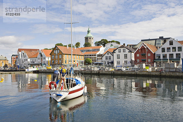 Segelschiff im Hafen  dahinter der ehemalige Brandwachturm Valbergtarnet  Stavanger (Kulturhauptstadt 2008)  Norwegen