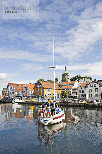 Segelschiff im Hafen  dahinter der ehemalige Brandwachturm Valbergtarnet  Stavanger (Kulturhauptstadt 2008)  Norwegen