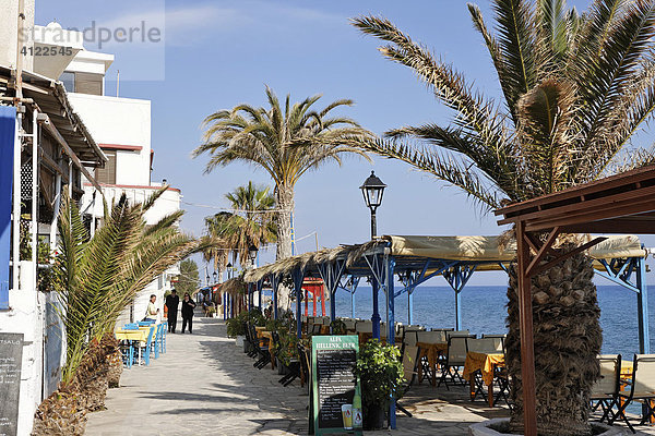 Café an der Strandpromenade von Myrtos  Kreta  Griechenland