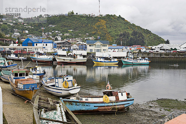 Hafen mit kleinen Fischerbooten  Puerto Mont  Region de los Lagos  Chile  Südamerika