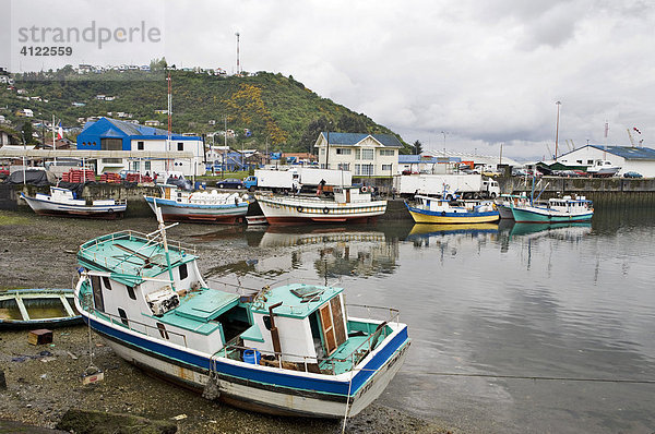 Hafen mit kleinen Fischerbooten  Puerto Mont  Region de los Lagos  Chile  Südamerika