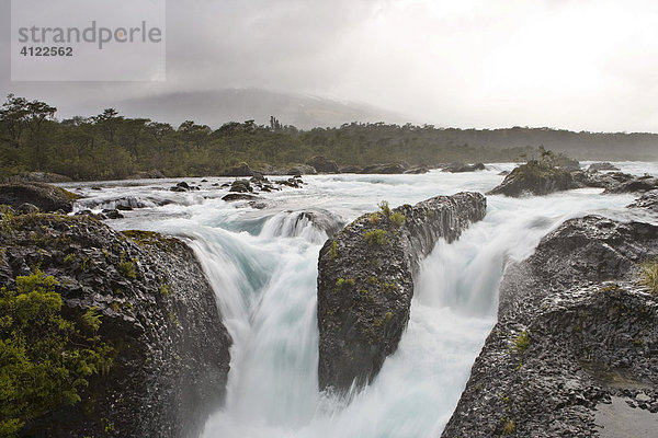 Wasserfälle des Petrohue Flusses genannt Saltos del Petrohue  Nationalpark Perez Rosales  Region de los Lagos  Chile  Südamerika