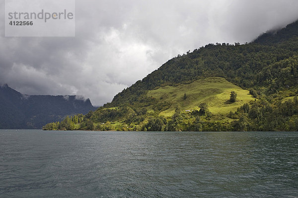 Das Ufer des Lago Todos los Santos ist nur spärlich besiedelt  Nationalpark Perez Rosales  Region de los Lagos  Chile  Südamerika