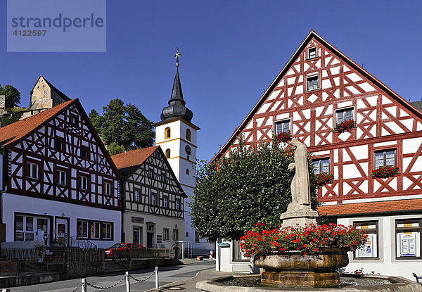 Hauptplatz mit Elisabethbrunnen und Fachwerkhäusern  Pottenstein  Fränkische Schweiz  Bayern  Deutschland