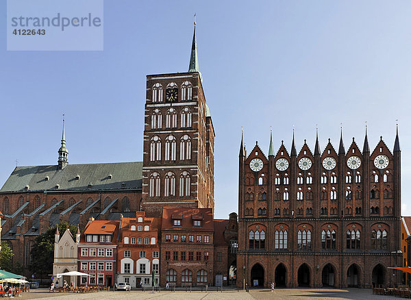 Gotisches Rathaus und Kirche St. Nikolai am Alten Markt  Stralsund  Mecklenburg-Vorpommern  Deutschland