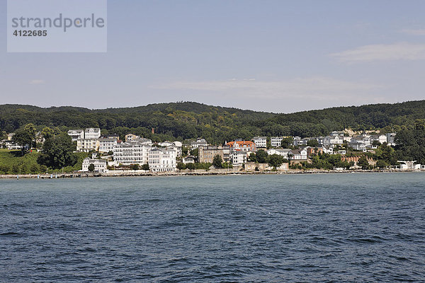 Altstadt von Sassnitz mit typischer Bäderarchitektur vom Meer aus gesehen  Rügen  Deutschland