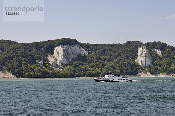 Kreidefelsen im Nationalpark Jasmund vom Meer aus gesehen  Rügen  Deutschland