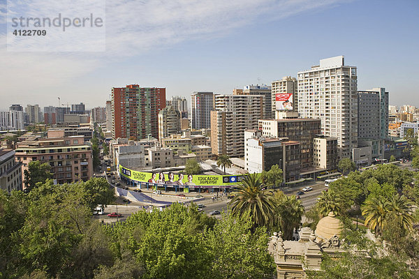Blick auf moderne Hochhäuser vom Park Cerro Santa Lucia aus  Santiago de Chile  Chile  Südamerika