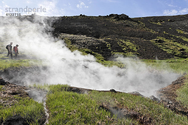 Wanderer und heiße Quelle  Hengill Geothermalgebiet  Hveragerði  Island