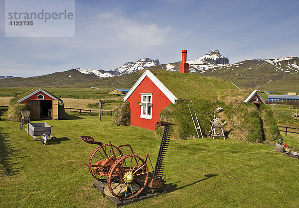 Grassodenhaus mit alten Gerätschaften im Garten (Haus Lindarbakki)  Bakkagerði  Island