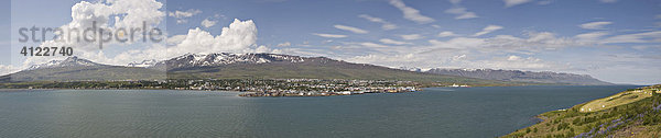 Blick über den Eyjafjörður zur Stadt Akureyri  Nordisland  Island