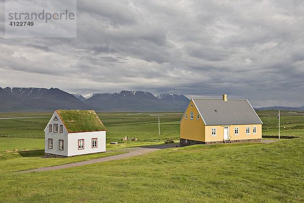 Gelbes Holzhaus Áshús beim Museumshof Glaumbaer  Nordisland  Island