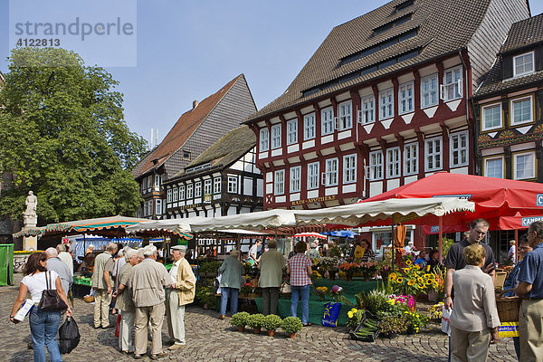 Marktstände und dahinter reich verzierte Fachwerkhäuser  Einbeck  Landkreis Northeim  Niedersachsen  Deutschland