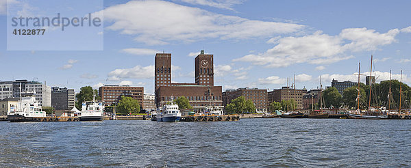 Blick vom Meer aufs Hafengelände mit Rådhuset (Rathaus)  Oslo  Norwegen