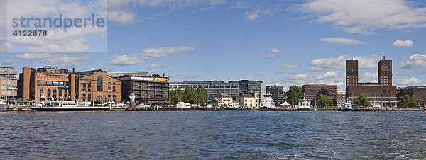 Blick vom Meer aufs Hafengelände mit Rådhuset (Rathaus)  Oslo  Norwegen
