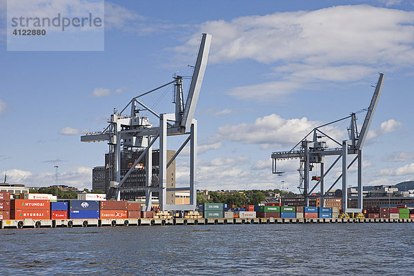 Container und Verladekräne im Hafen  Oslo  Norwegen