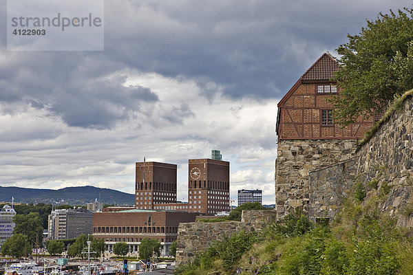 Blick von der Akershus Festning (Festung Akershus) auf das Rathaus  Oslo  Norwegen
