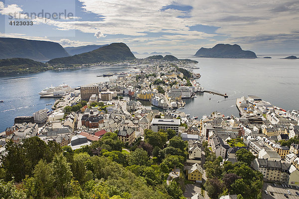 Blick vom Hausberg Aksla über die Stadt  Ålesund  Norwegen