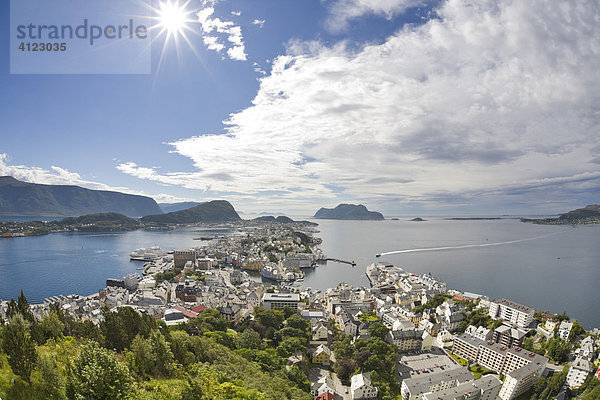 Blick vom Hausberg Aksla über die Stadt  Ålesund  Norwegen