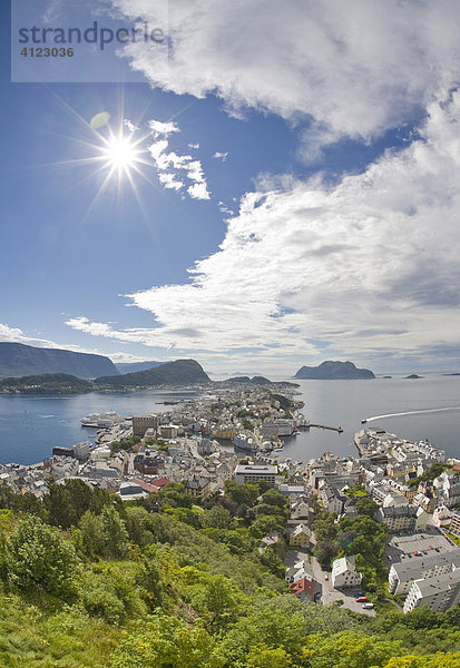 Blick vom Hausberg Aksla über die Stadt  Ålesund  Norwegen