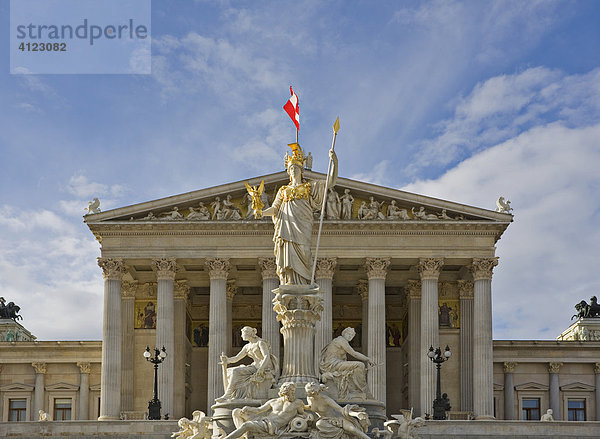 Statue der Pallas Athene vor dem Parlament  Wien  Österreich