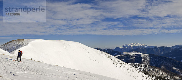 Blick zum Schneeberg und links der Gipfel des Göller  Schitour auf den Terzer Göller  Steiermark  Österreich