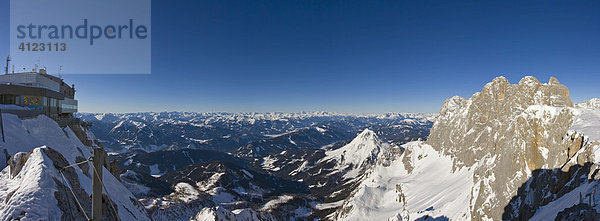 Gipfel des Dachstein (2995m) und links Bergstation der Seilbahn  Steiermark  Österreich