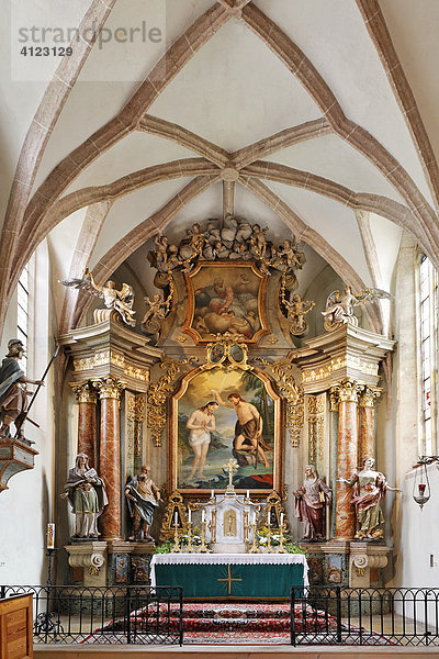 Spätbarocker Hochaltar mit Altarbild Johannes der Täufer  Pfarrkirche Altenmarkt  Triestingtal  Niederösterreich  Österreich  Europa