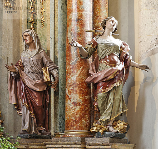 Heiligenfiguren Anna und Lucia  Pfarrkirche Altenmarkt  Triestingtal  Niederösterreich  Österreich  Europa