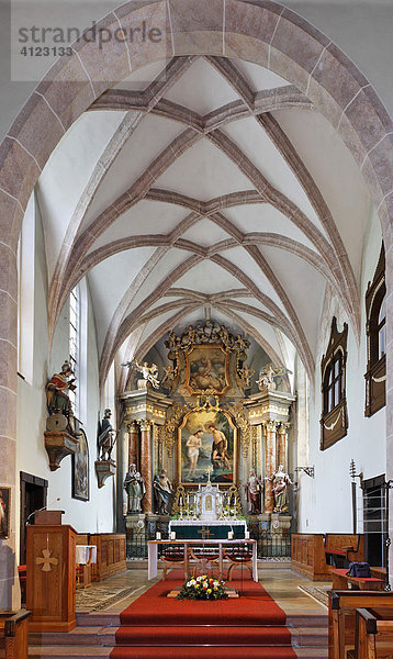 Spätbarocker Hochaltar mit Altarbild Johannes der Täufer  Pfarrkirche Altenmarkt  Triestingtal  Niederösterreich  Österreich  Europa