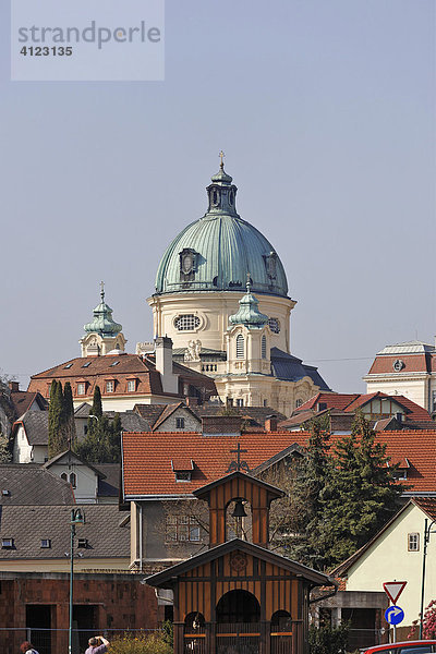 Blick auf Margaretenkirche im Vordergrund Kapelle am Hermannsplatz  Berndorf  Triestingtal  Niederösterreich  Österreich  Europa