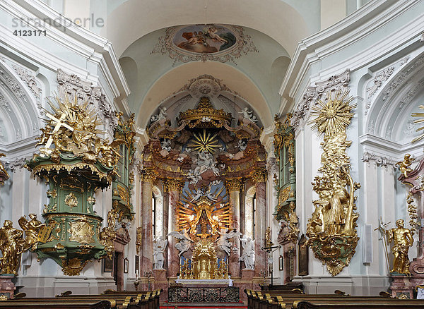 Blick zum Hauptaltar in der barocken Wallfahrtskirche  Hafnerberg  Triestingtal  Niederösterreich  Österreich
