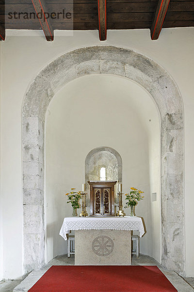 Altar der romanischen Kapelle vor dem Rundbogenfenster in der Kirche von Hernstein  Triestingtal  Niederösterreich  Österreich