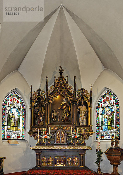 Neugotischer Schnitzaltar in der Pfarrkirche  Hirtenberg  Triestingtal  Niederösterreich  Österreich