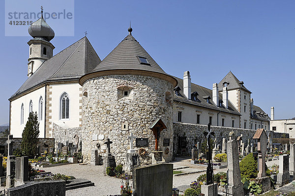 Teil des Burg-Kirchen Ensembles mit Friedhof und Pfarrkirche  Neuhaus  Triestingtal  Niederösterreich  Österreich