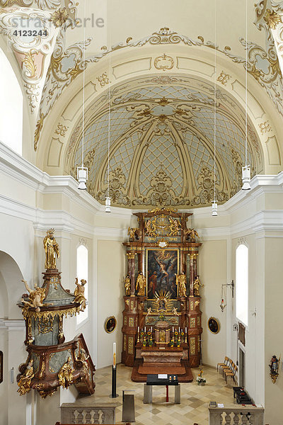 Innenraum mit Altar  Pfarrkirche Schönau  Triestingtal  Niederösterreich  Österreich