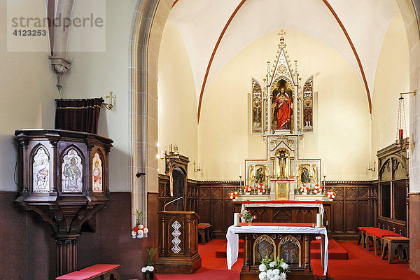 Innenraum mit neugotischem Flügelaltar und Kanzel  Kirche Weissenbach  Triestingtal  Niederösterreich  Österreich