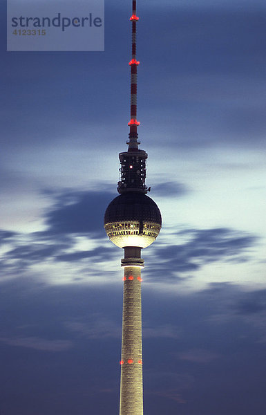 Fernsehturm bei Nacht  Berlin  Deutschland