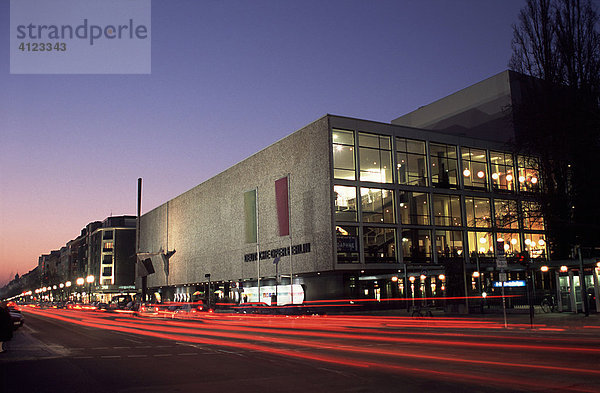 Deutsche Oper bei Nacht  Berlin  Deutschland