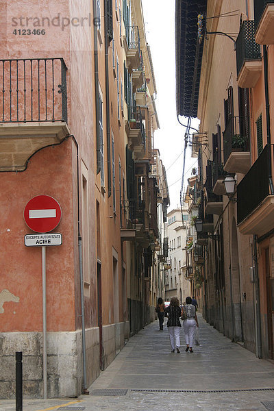 Verwinkelte Gassen in der historischen Altstadt von Palma de Mallorca  Spanien