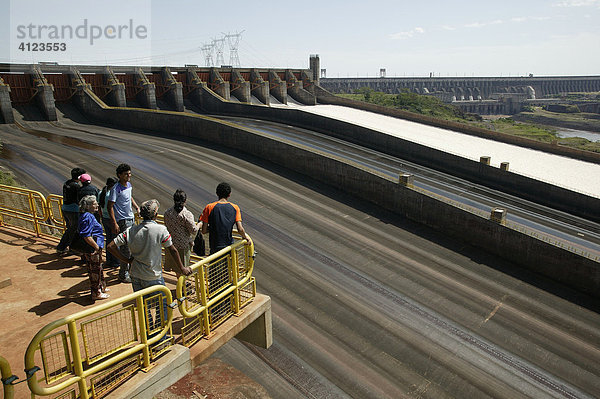 Staudamm  Wasserkraftwerk Itaipu am Rio Parana  Aussichtskanzel für Besucher  Paraguay  Südamerika