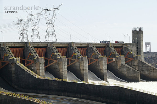 Staudamm  Wasserkraftwerk Itaipu am Rio Parana  Staumauer  Paraguay  Südamerika