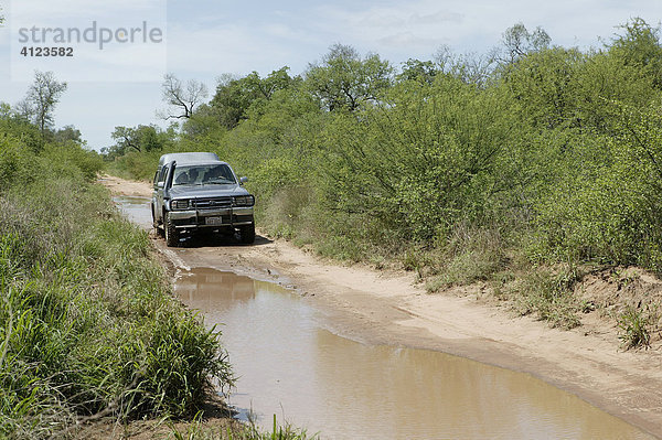 Auto auf schlammiger Landstraße  Paraguay  Südamerika