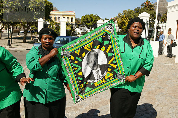 ANC Frauenbund vor dem Regierungspalast in Kapstadt  halten Nelson Mandela Fahne hoch  Kapstadt  Südafrika