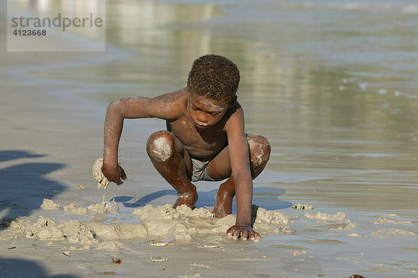 Kind sucht Muscheln am Strand  Hout Bay  Kapstadt  Südafrika