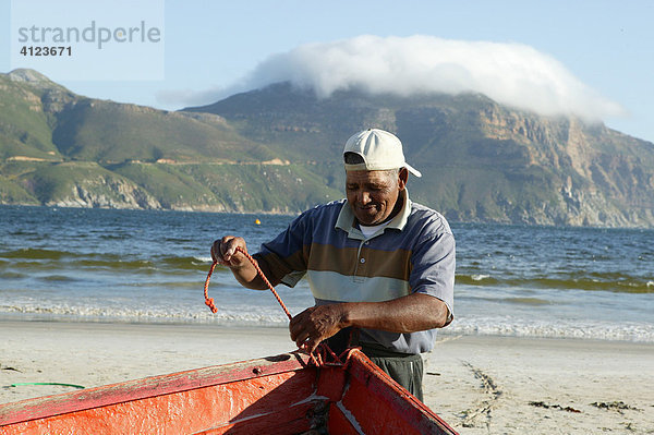 Fischer am Strand  Hout Bay bei Kapstadt  Südafrika  Afrika