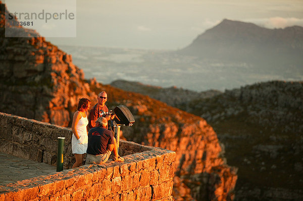 Besucher genießen den Sonnenuntergang vom Tafelberg  Kapstadt  Südafrika
