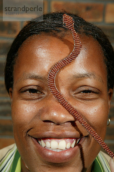 Junge Frau mit Perlenschmuck  Schlange  Kapstadt  Südafrika