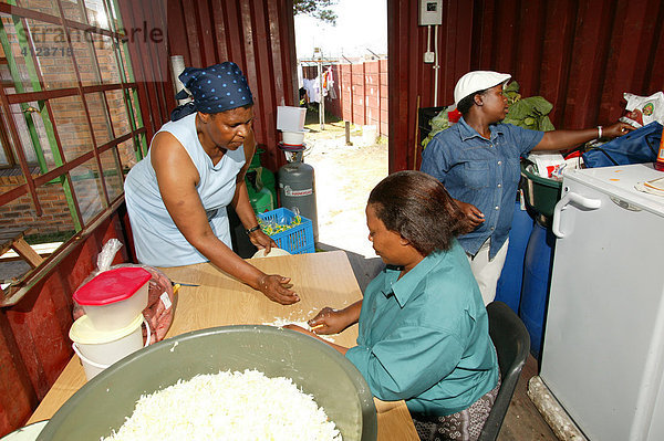 Frauen beim Kochen in einer sogenannten Suppenküche  Kapstadt  Südafrika